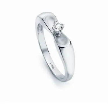 Oval-cut diamond engagement ring in platinum. | Tiffany & Co.