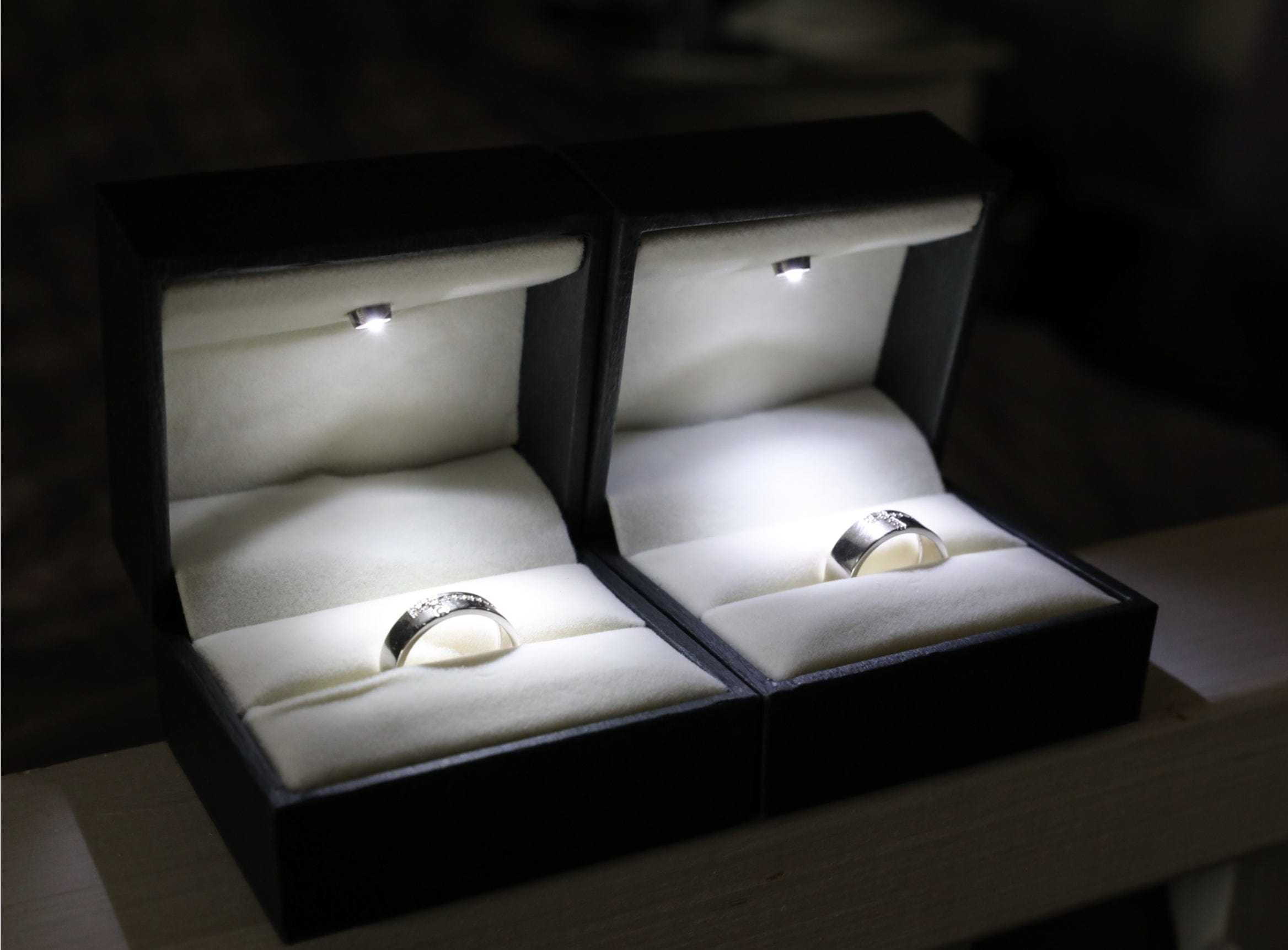 Ladies' Yellow Gold Wedding Ring with Three Diamonds | KLENOTA